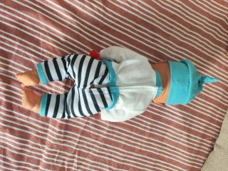 Muñeco bebé con gorrito y pijama Miniland