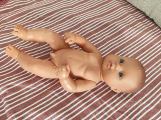 Muñeco bebé con gorrito y pijama Miniland