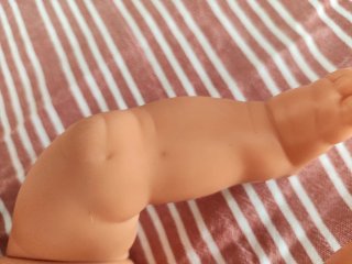 Muñeco bebé con gorrito y pijama Miniland