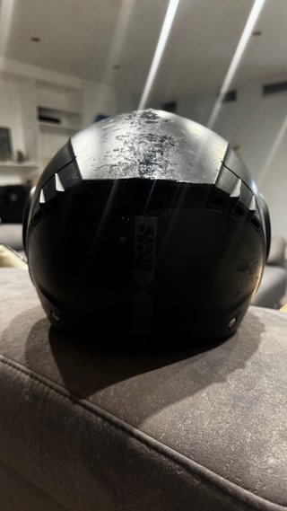 Casco de moto negro con visera