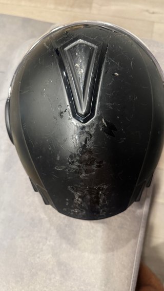 Casco de moto negro con visera