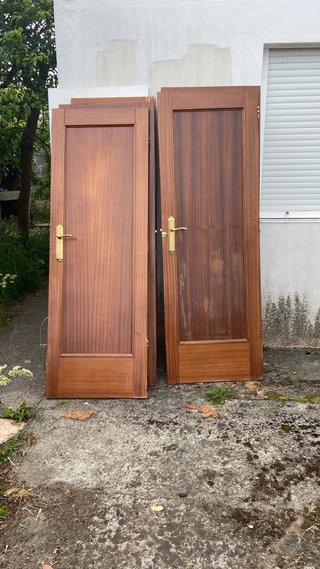 7 puertas de madera con manillas