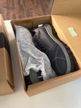 Zapato de seguridad gris y rojo