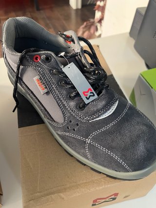 Zapato de seguridad gris y rojo