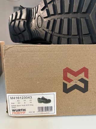 Zapato de seguridad gris y rojo