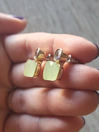 Pendientes dorados con piedra verde