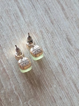 Pendientes dorados con piedra verde