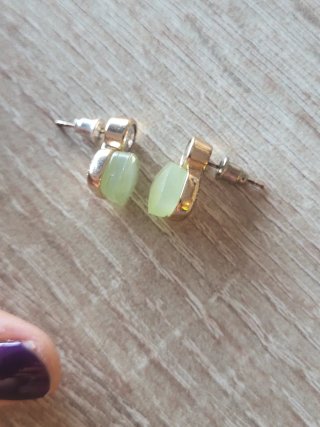 Pendientes dorados con piedra verde