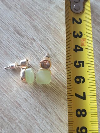 Pendientes dorados con piedra verde
