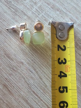 Pendientes dorados con piedra verde