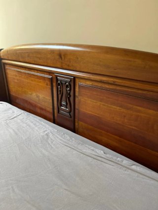 Cómoda, 2 mesitas y cama
