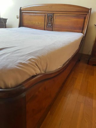 Cómoda, 2 mesitas y cama