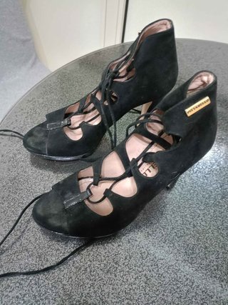 Scarpe con tacco nero lacci