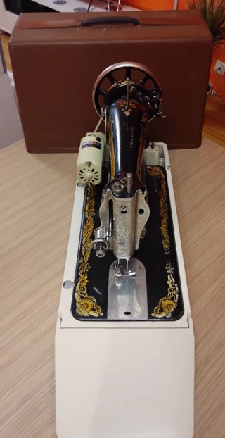 2 Máquinas de Coser Eléctricas Vintage