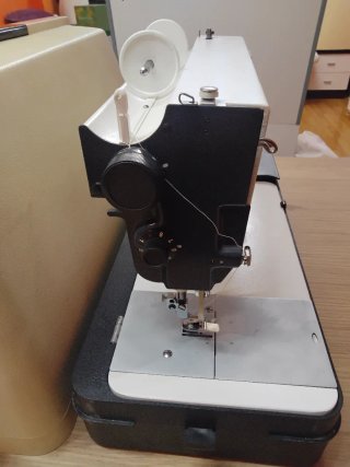 2 Máquinas de Coser Eléctricas Vintage
