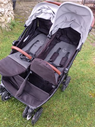 Carro gemelar con funda impermeable