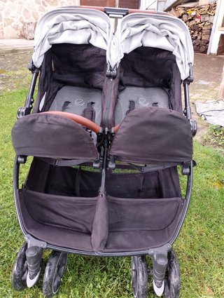 Carro gemelar con funda impermeable