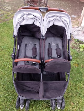 Carro gemelar con funda impermeable