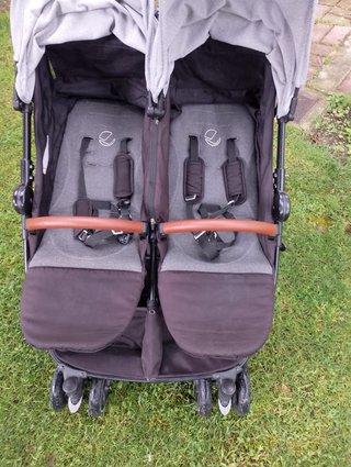 Carro gemelar con funda impermeable