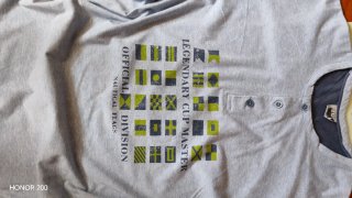 T-shirt uomo grigio con stampa bandiere