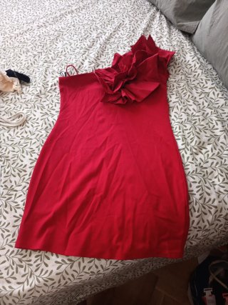 Vestido fiesta rojo con flor
