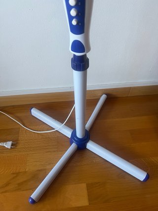 Ventilador de pie Avant blanco y azul