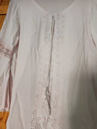 Blusa rosa claro con encaje