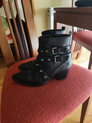 Botines negros con tachuelas y hebillas