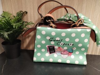 Bolso Nicole Lee verde y rosa.