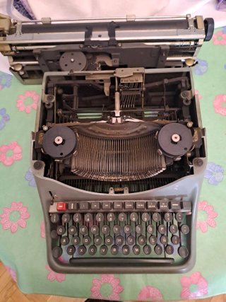 Máquina de escribir Hispano Olivetti Lexicon 80