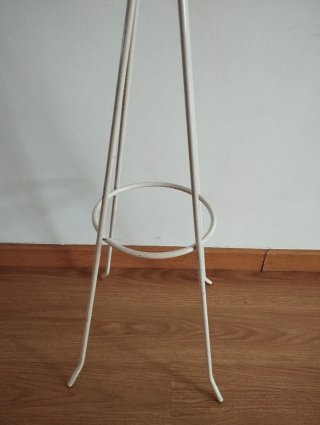 Perchero de pie blanco