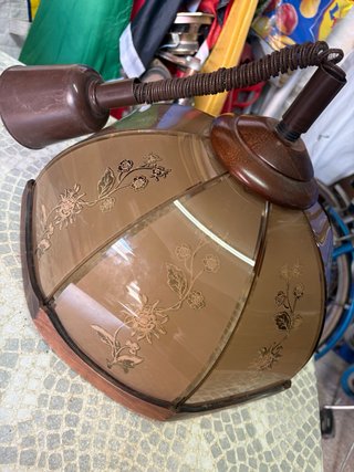 Lampadario vintage marrone con decori floreali