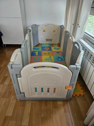 Parco giochi per bambini con tappeto