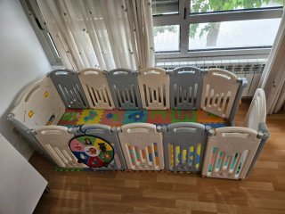 Parco giochi per bambini con tappeto