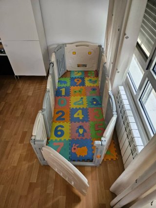 Parco giochi per bambini con tappeto