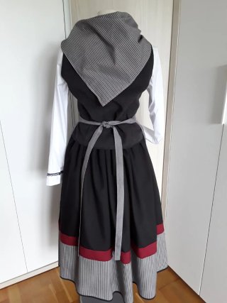 TRAJE NESKA-BASERRITARRA "140 EUROS "