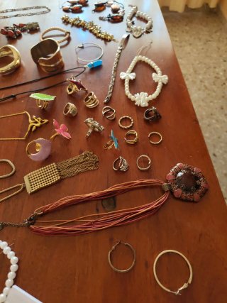 Lote 44 piezas bisutería y abalorios