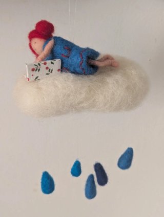 Bambola lettrice su nuvola in stile Waldorf