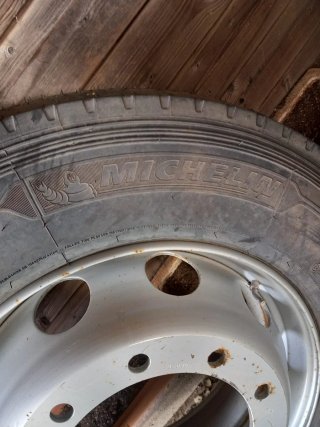 Neumático Michelin con llanta 275/70/22,5