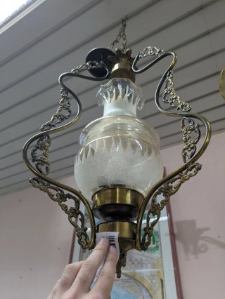 Lampadario antico in metallo e vetro
