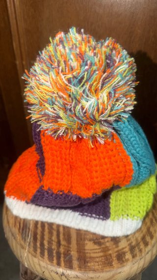 Gorro tejido multicolor pompón