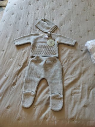 Conjunto bebé punto gris con gorrito