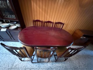 Comedor de madera y terciopelo
