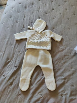 Conjunto bebé punto blanco gorro y ranita