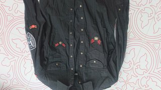 Camisa negra con parches