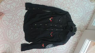 Camisa negra con parches