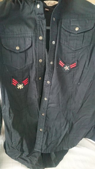 Camisa negra con parches