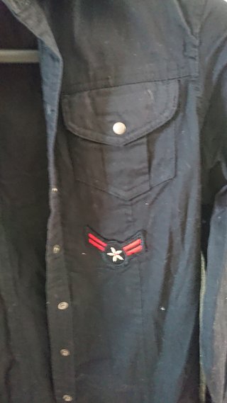 Camisa negra con parches