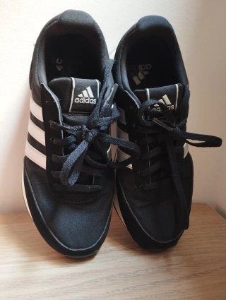Zapatillas Adidas Negras y Plateadas