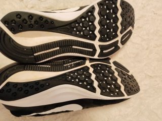 2 pares zapatillas Nike beige/rosa, y negras